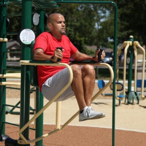 A man doing knee raises on the Captain's Chair